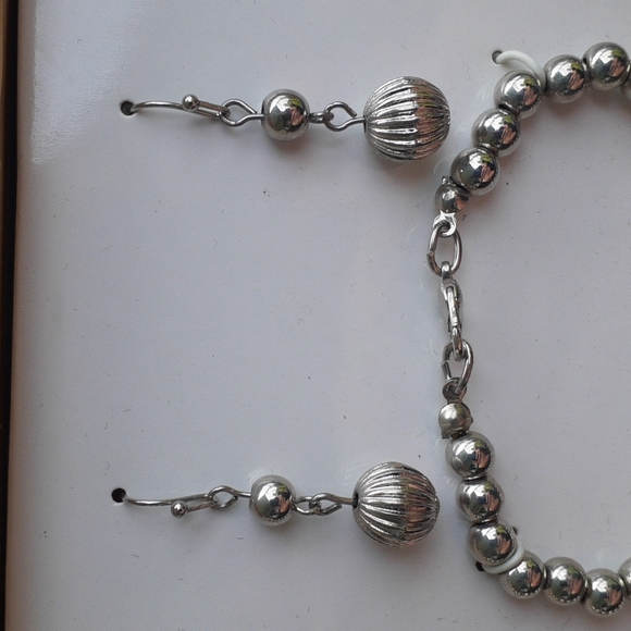 Silver colored Ball Necklace bracket and earring set comes with 3in extender - Picture 2 of 4